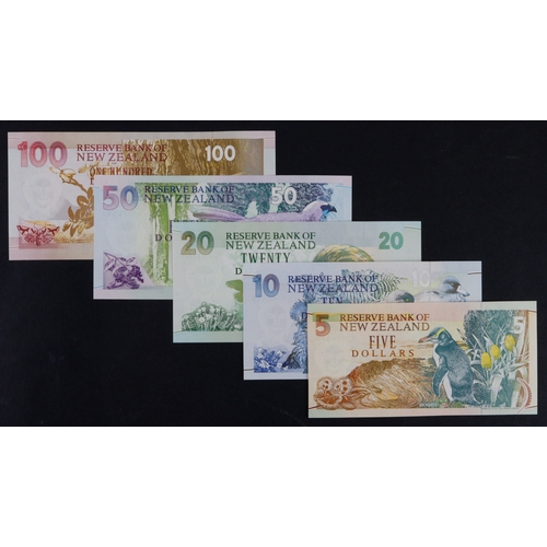 728 - New Zealand (5) 100 Dollars, 50 Dollars, 20 Dollars, 10 Dollars, 5 Dollars, issued 1992 - 1997, sign... 