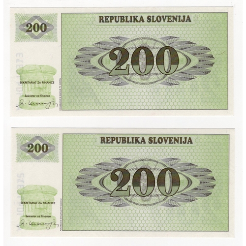 828 - Slovenia 200 Tolarjev (2) dated 1990, a consecutively numbered pair, serial AF 90495312 & AF 9049531... 