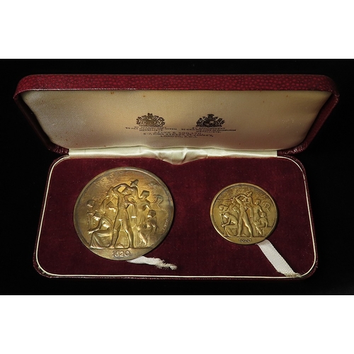 802 - British Commemorative Medals (2) silver gilt, d.57mm & d.38mm, 81g & 40.5g: Voyage of the Mayflower ... 