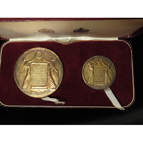 802 - British Commemorative Medals (2) silver gilt, d.57mm & d.38mm, 81g & 40.5g: Voyage of the Mayflower ... 