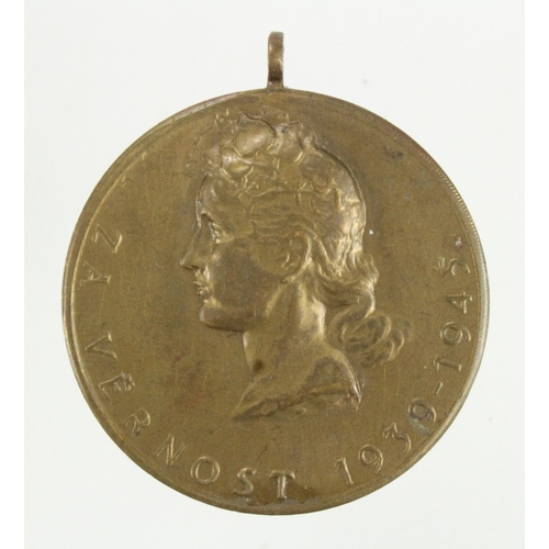 670 - Czechoslovakia Medal for Second National Resistance 1939-45. Missing ribbon and suspender