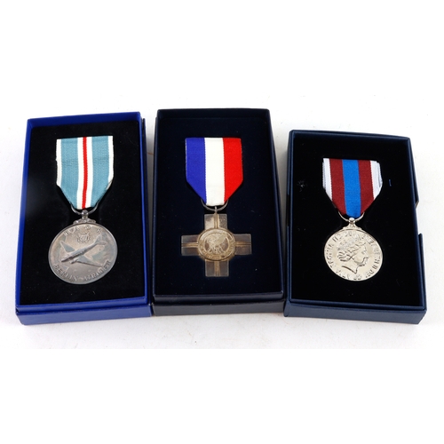 695 - General Service Cross and Berlin Airlift Medal both in cases named to 23622176 Tpr A E Bateman, Quee... 