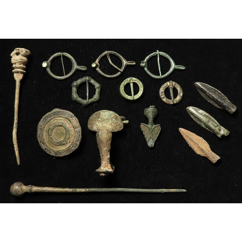279 - Artefacts / Detector-finds (14) bronze: 3x Greek arrowheads; a Roman disc brooch, fly brooch, knee b... 