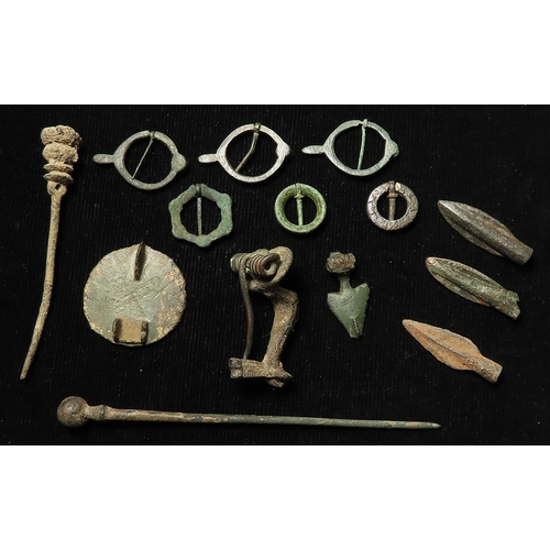 279 - Artefacts / Detector-finds (14) bronze: 3x Greek arrowheads; a Roman disc brooch, fly brooch, knee b... 