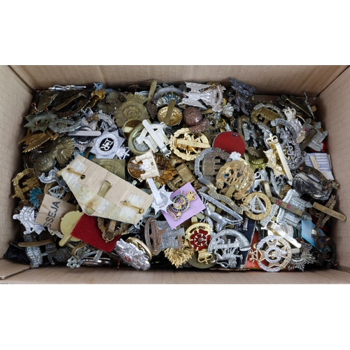 1066 - Cap badges, a vast range of British cap badges, some stay brights, very wide range  (Qty)  Needs car... 