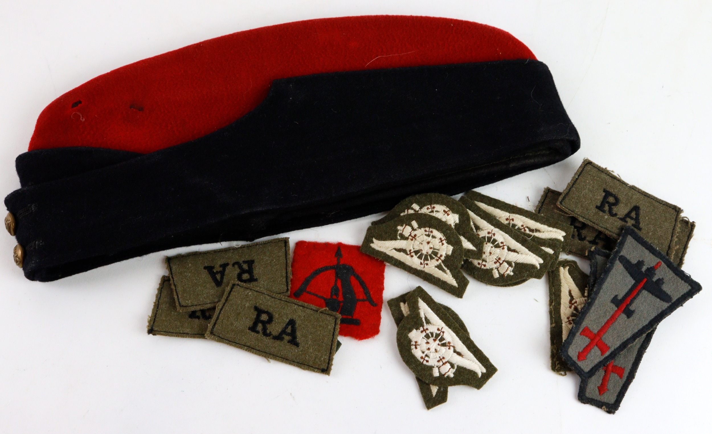 Royal artillery WW2 soldier dress hat with various RA trade badges, Div ...