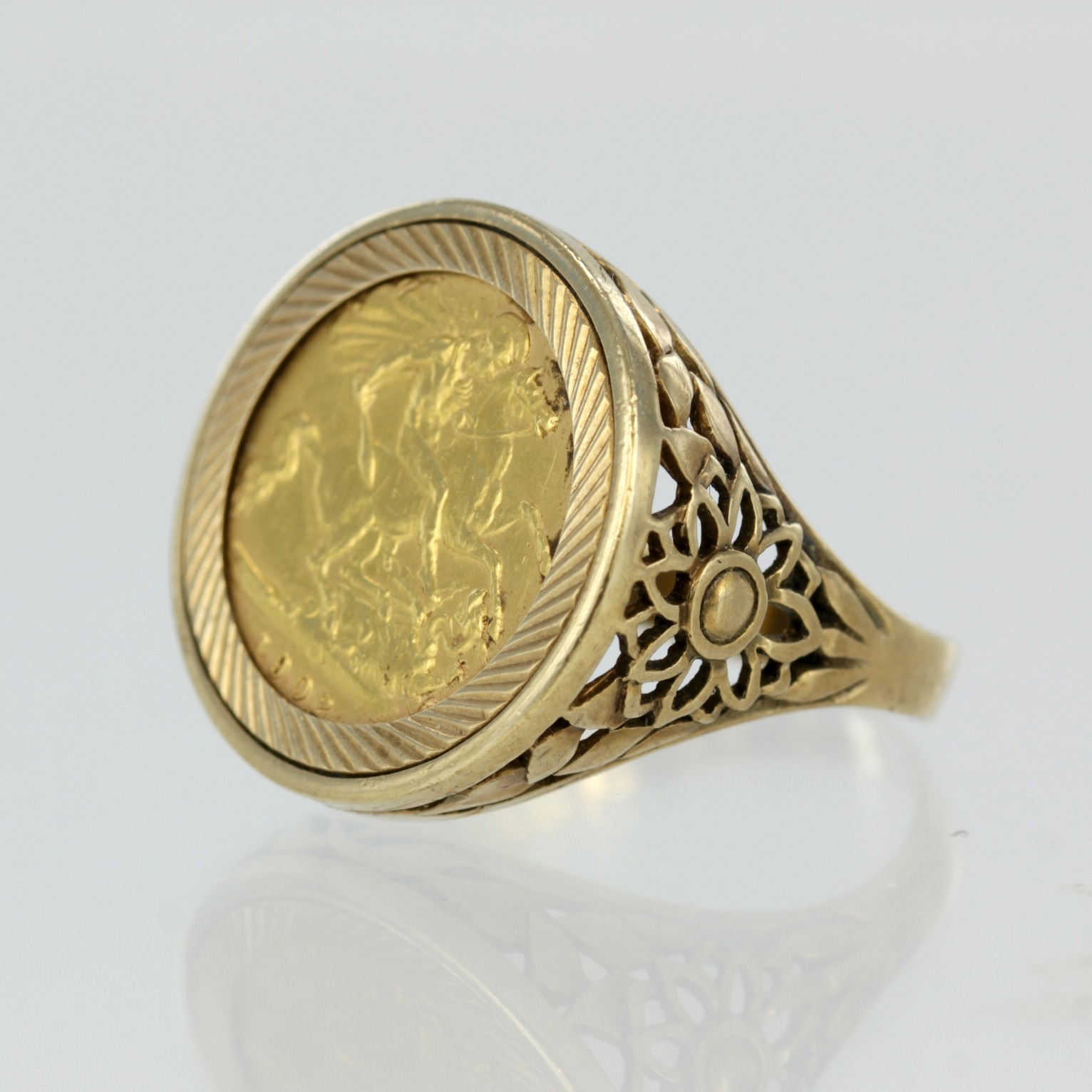 Half Sovereign ring, 1902, 9ct yellow gold ring mount with flower ...