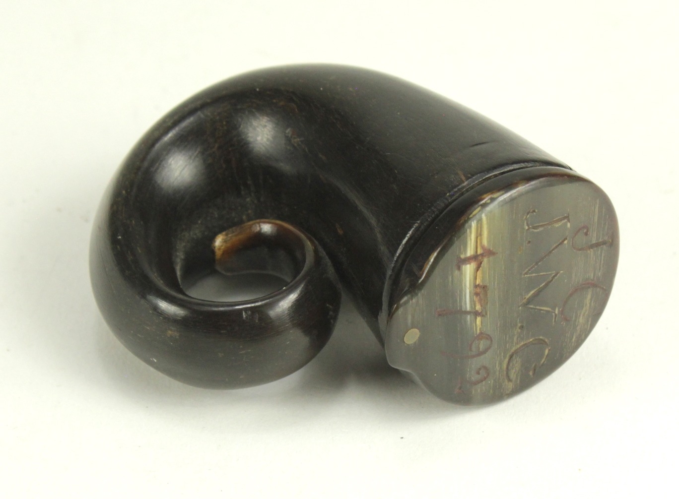 Horn snuff mull, cover with carved initials & date 'JC J.W.C, 1792 ...