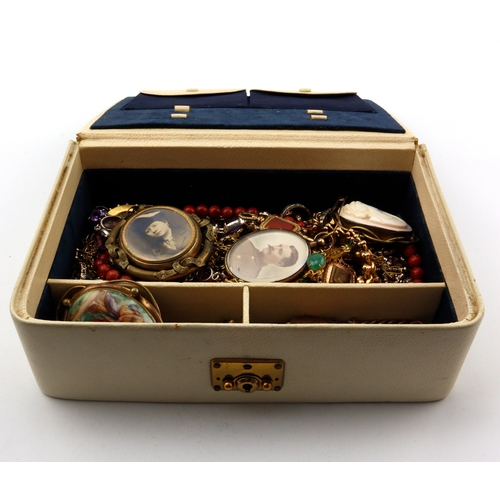 287 - White jewellery box containing an assortment of gold, silver and costume jewellery, better items not... 