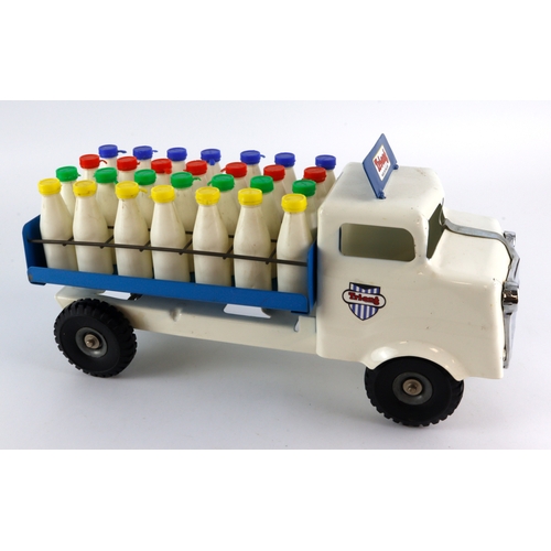 251 - Triang pressed steel milk truck / lorry, complete with twenty-eight milk bottles height 23cm, length... 