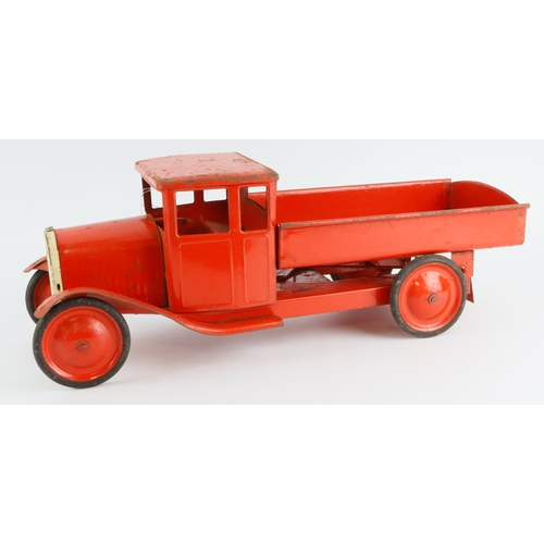 252 - Triang red tinplate tipper lorry / truck, circa mid 20th Century, height 17cm, length 49cm approx.