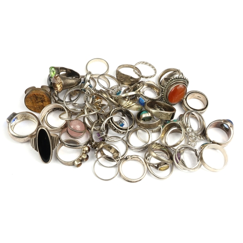 61 - Silver / White metal rings (approx 250g)