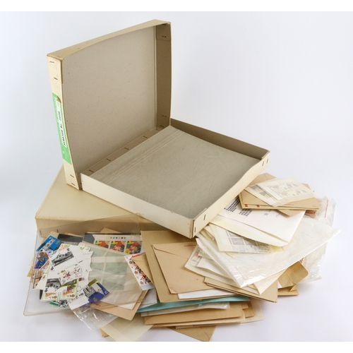 19 - GB - Banana tray of material, vast majority UM decimal and pre decimal Commemoratives, and Definitiv... 