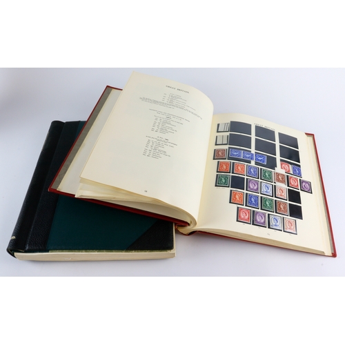 44 - GB - QE2 collection in albums, from SG515 to 903 UM or Mint. Green album all used 1966 to c1999.  (2... 