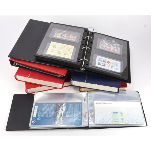 45 - GB - QE2 commems UM colln in 4x stockbooks, including phosphor sets and many decimals to 2025. Also ... 