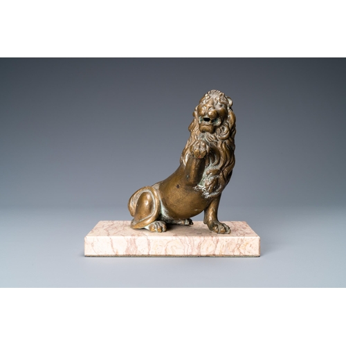 127 - A bronze model of a lion on a marble base, 17th C.L.: 18 cm - H.: 17 cm (incl. stand)L.: 15 cm - H.:... 