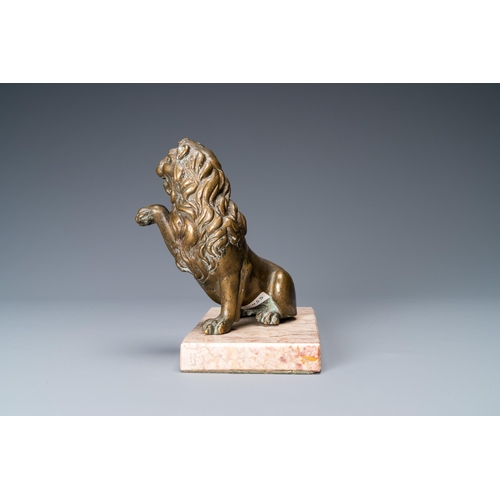 127 - A bronze model of a lion on a marble base, 17th C.L.: 18 cm - H.: 17 cm (incl. stand)L.: 15 cm - H.:... 