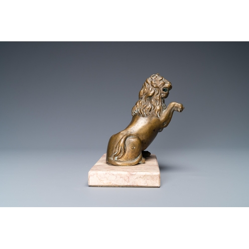 127 - A bronze model of a lion on a marble base, 17th C.L.: 18 cm - H.: 17 cm (incl. stand)L.: 15 cm - H.:... 