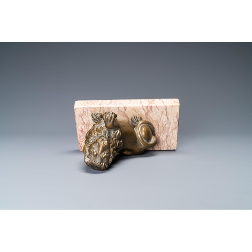 127 - A bronze model of a lion on a marble base, 17th C.L.: 18 cm - H.: 17 cm (incl. stand)L.: 15 cm - H.:... 