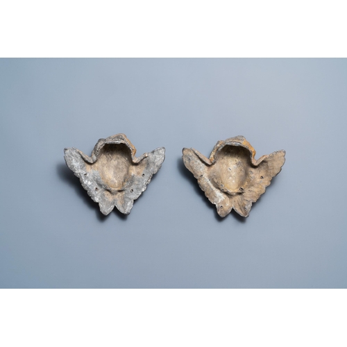 133 - A pair of parcel-gilt lead winged cherub heads, 17th C.Dim.: 23,5 x 18,5 x 7,5 cm  Provenance: - The... 