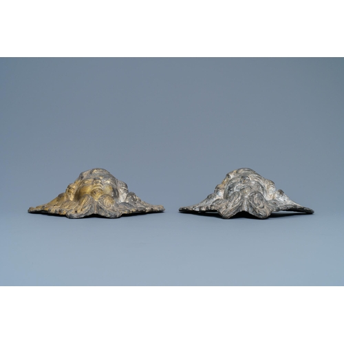 133 - A pair of parcel-gilt lead winged cherub heads, 17th C.Dim.: 23,5 x 18,5 x 7,5 cm  Provenance: - The... 