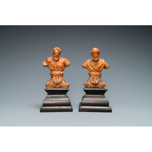 152 - A pair of boxwood busts of a saint on an ebony veneer base, 17th C.H.: 22,5 cm (incl. stand)H.: 14,5... 