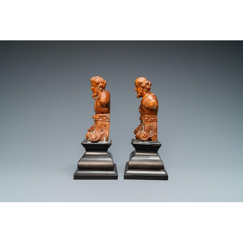 152 - A pair of boxwood busts of a saint on an ebony veneer base, 17th C.H.: 22,5 cm (incl. stand)H.: 14,5... 