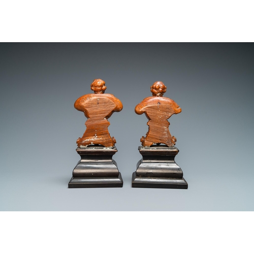 152 - A pair of boxwood busts of a saint on an ebony veneer base, 17th C.H.: 22,5 cm (incl. stand)H.: 14,5... 