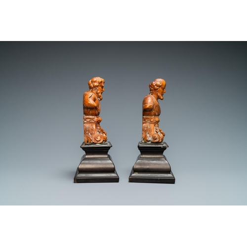 152 - A pair of boxwood busts of a saint on an ebony veneer base, 17th C.H.: 22,5 cm (incl. stand)H.: 14,5... 