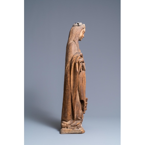 171 - An oak figure of Catherine of Alexandria, 16th C.H.: 77 cm  The head with traces of a lead crown.  P... 