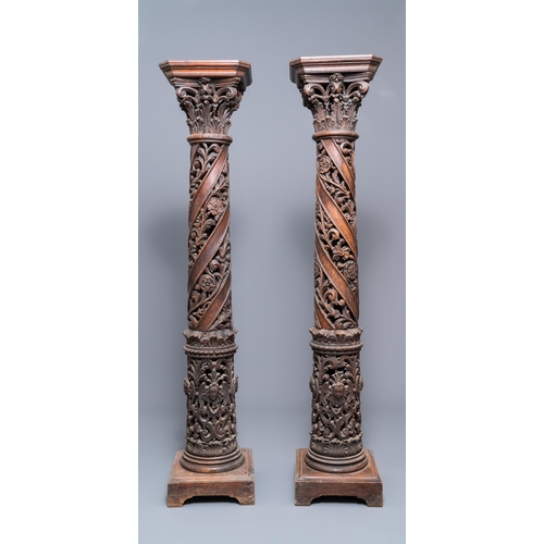 4 - A pair of reticulated carved oak Corinthian columns with cherub heads and vines, 17th C.H.: 175 cm  ... 