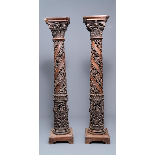 4 - A pair of reticulated carved oak Corinthian columns with cherub heads and vines, 17th C.H.: 175 cm  ... 