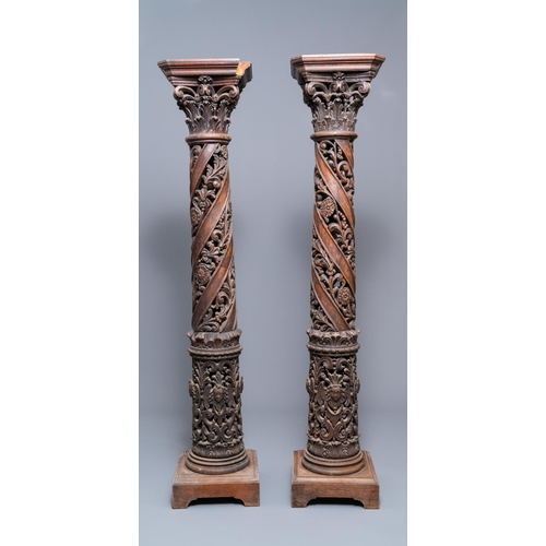 4 - A pair of reticulated carved oak Corinthian columns with cherub heads and vines, 17th C.H.: 175 cm  ... 