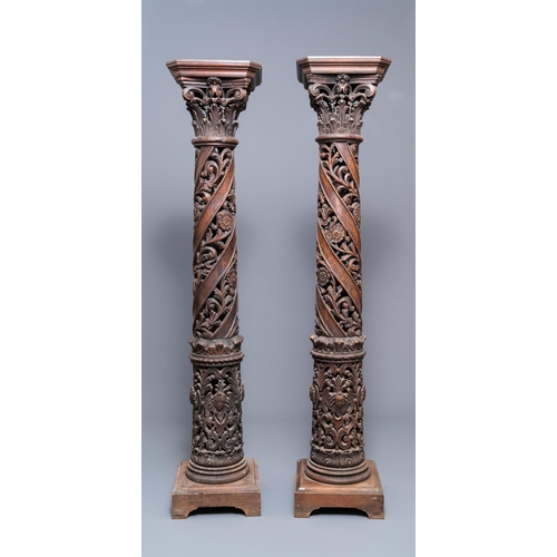 4 - A pair of reticulated carved oak Corinthian columns with cherub heads and vines, 17th C.H.: 175 cm  ... 