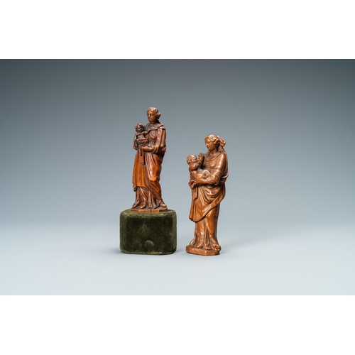 519 - Two boxwood figures of a Madonna with child, Flanders, 17th C.H.: 12,5 cm (the tallest figure)H.: 15... 