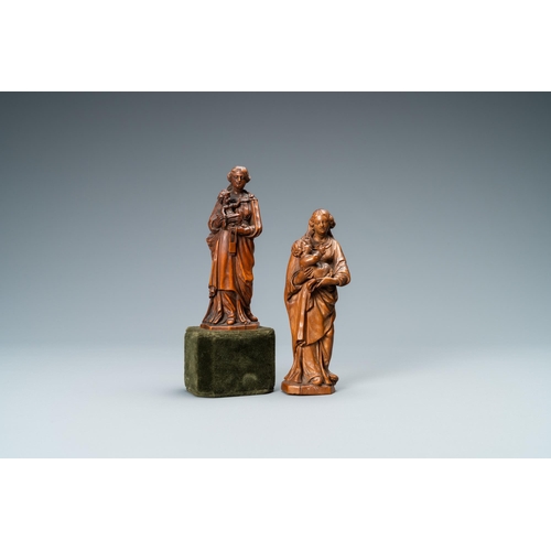 519 - Two boxwood figures of a Madonna with child, Flanders, 17th C.H.: 12,5 cm (the tallest figure)H.: 15... 