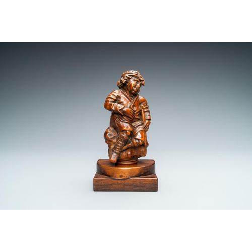 522 - A boxwood figure of a beggar, Flanders, 17/18th C.H.: 15,5 cm (the figure incl. stand)H.: 13 cm (the... 