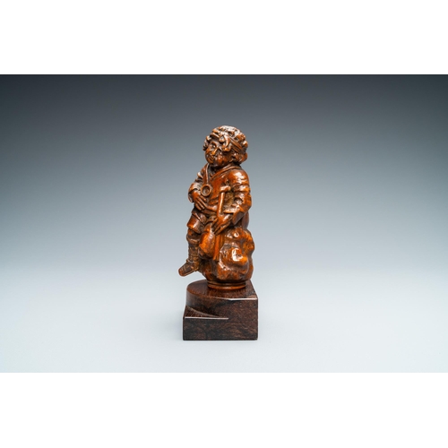 522 - A boxwood figure of a beggar, Flanders, 17/18th C.H.: 15,5 cm (the figure incl. stand)H.: 13 cm (the... 