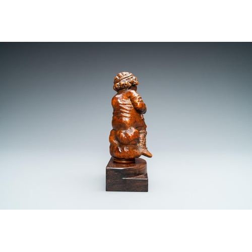 522 - A boxwood figure of a beggar, Flanders, 17/18th C.H.: 15,5 cm (the figure incl. stand)H.: 13 cm (the... 