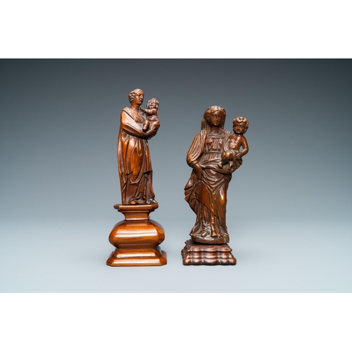 523 - Two wooden figures of a Madonna with child, 17/18th C.H.: 20 cm (the tallest, incl. stand)Condition ... 