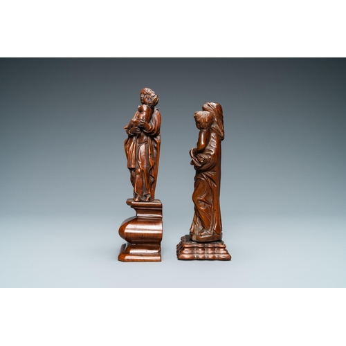 523 - Two wooden figures of a Madonna with child, 17/18th C.H.: 20 cm (the tallest, incl. stand)Condition ... 