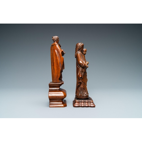 523 - Two wooden figures of a Madonna with child, 17/18th C.H.: 20 cm (the tallest, incl. stand)Condition ... 