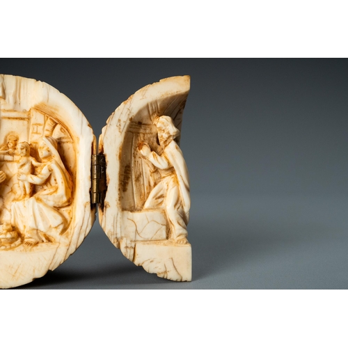 70 - An ivory triptych ball depicting 'The adoration of the magi', France, 19th C.Lot subject to CITES-re... 