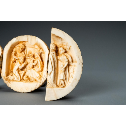 70 - An ivory triptych ball depicting 'The adoration of the magi', France, 19th C.Lot subject to CITES-re... 