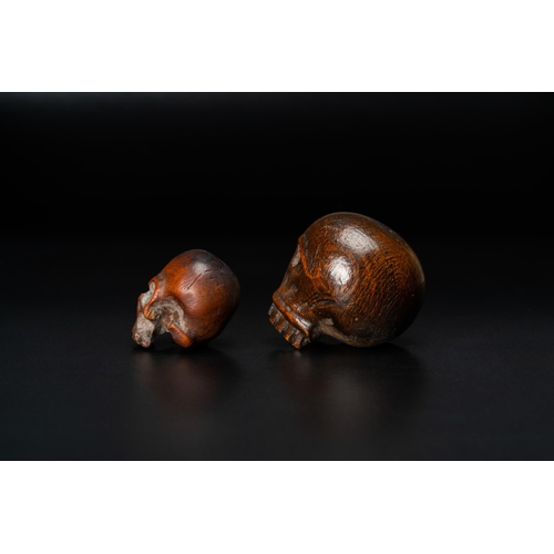 93 - Two wooden memento mori skulls, 17/18th C.H.: 3,2 cm - 2,6 cm  Provenance: - The Davioud-Larminet co... 