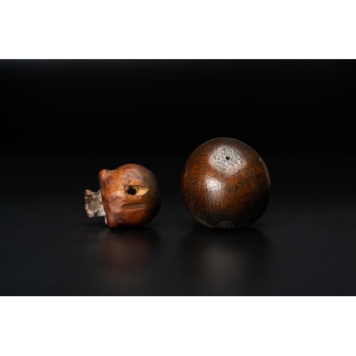 93 - Two wooden memento mori skulls, 17/18th C.H.: 3,2 cm - 2,6 cm  Provenance: - The Davioud-Larminet co... 