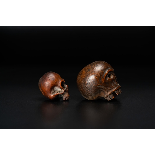 93 - Two wooden memento mori skulls, 17/18th C.H.: 3,2 cm - 2,6 cm  Provenance: - The Davioud-Larminet co... 