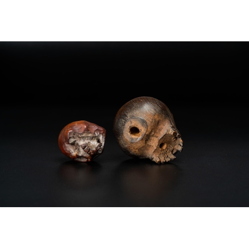 93 - Two wooden memento mori skulls, 17/18th C.H.: 3,2 cm - 2,6 cm  Provenance: - The Davioud-Larminet co... 