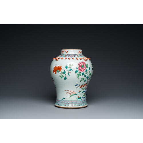 96 - A Chinese famille rose vase with wooden cover, 19th C.H.: 34,5 cm (the vase)
 
 H.: 42,5 cm (incl. c... 