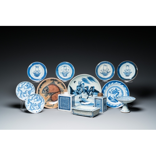 29 - 13 pieces of blue and white Chinese porcelain, 18/20th C.Dia.: 26 cm (the largest dish)Dia.: 14 cm (... 